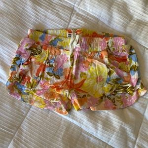 Girls Billabong shorts. Like new. Size S.